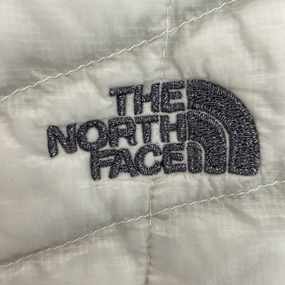 THE NORTH FACE Women's Thermoball Trekker Vest sz S - Picture 3 of 6